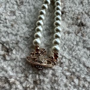 Vivienne Westwood mini bas relief pearl choker